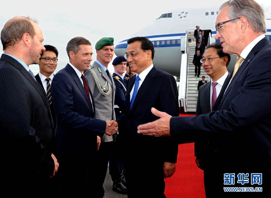 10月9日，國(guó)務(wù)院總理李克強(qiáng)抵達(dá)柏林開始對(duì)德國(guó)進(jìn)行正式訪問。德國(guó)政府高級(jí)官員到機(jī)場(chǎng)迎接。 新華社記者 饒愛民 攝