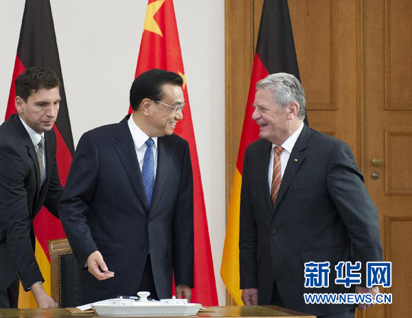 10月10日，國務(wù)院總理李克強在柏林會見德國總統(tǒng)高克。這是李克強總理與高克總統(tǒng)親切交談。 新華社記者 王曄 攝 