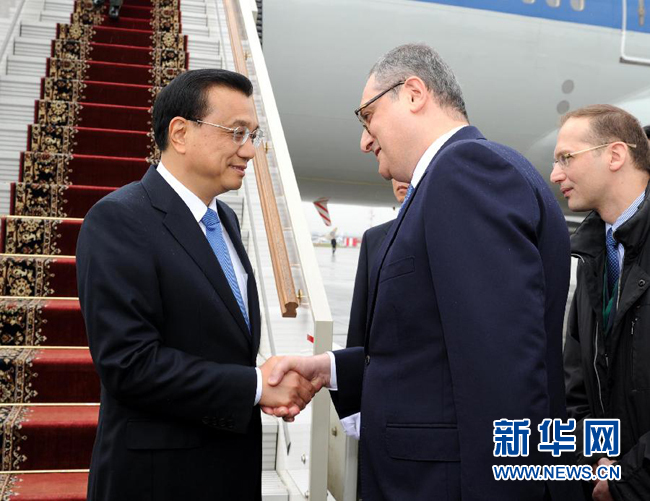 10月12日，中國國務院總理李克強乘專機抵達莫斯科，開始對俄羅斯進行正式訪問并舉行中俄總理第十九次定期會晤。俄羅斯聯(lián)邦政府高級官員到機場迎接李克強總理。新華社記者 饒愛民 攝