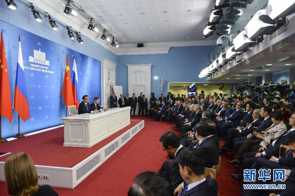 10月13日，國務(wù)院總理李克強(qiáng)在莫斯科與俄羅斯總理梅德韋杰夫圓滿結(jié)束中俄總理第十九次定期會晤后共同會見記者。 新華社記者李學(xué)仁攝