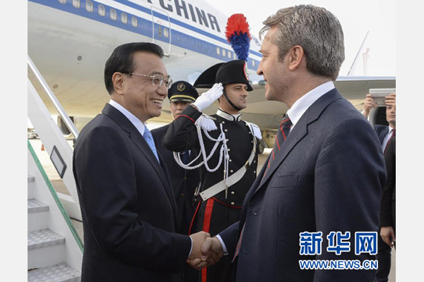 10月14日，國(guó)務(wù)院總理李克強(qiáng)乘專機(jī)抵達(dá)羅馬，開始對(duì)意大利進(jìn)行正式訪問(wèn)，意大利政府高級(jí)官員到機(jī)場(chǎng)迎接。 新華社記者李學(xué)仁攝