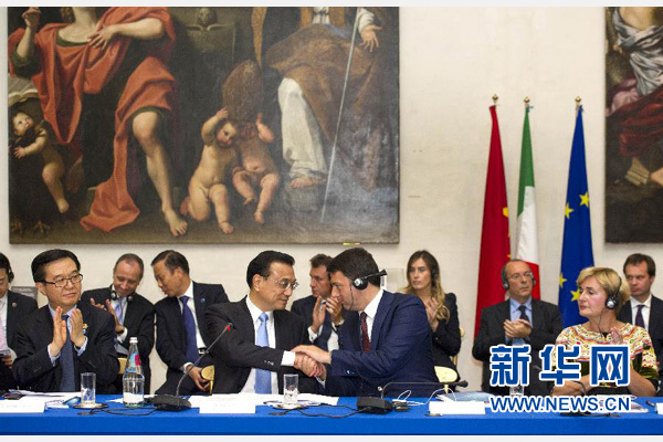 10月14日，中國國務(wù)院總理李克強在羅馬巴爾貝里尼宮與意大利總理倫齊共同會見中意企業(yè)家委員會委員及企業(yè)家代表并致辭。 新華社記者謝環(huán)馳 攝 