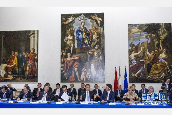 10月14日，中國國務(wù)院總理李克強在羅馬巴爾貝里尼宮與意大利總理倫齊共同會見中意企業(yè)家委員會委員及企業(yè)家代表并致辭。 新華社記者 王曄攝 