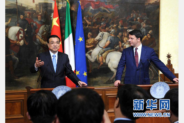 10月14日，中國國務院總理李克強與意大利總理倫齊在羅馬舉行會談后共同會見記者。 新華社記者 饒愛民 攝 