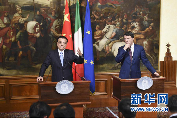 10月14日，國務院總理李克強在羅馬與意大利總理倫齊舉行會談后共同會見記者。 新華社記者 李學仁 攝