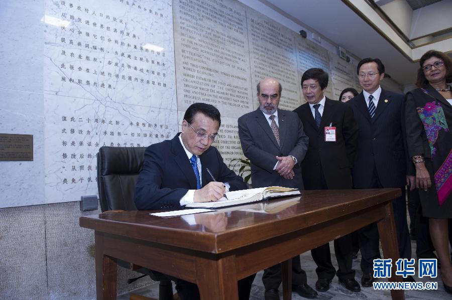 10月15日，中國國務院總理李克強在羅馬會見聯(lián)合國糧農(nóng)組織總干事格拉齊亞諾。這是李克強抵達后在貴賓簿上簽字。 新華社記者 王曄 攝