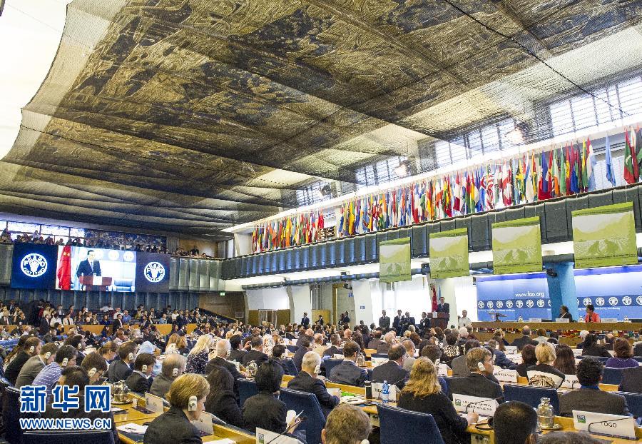 10月15日，中國國務(wù)院總理李克強在格拉齊亞諾總干事的陪同下在位于羅馬的聯(lián)合國糧農(nóng)組織總部發(fā)表演講。 新華社記者 王曄 攝 