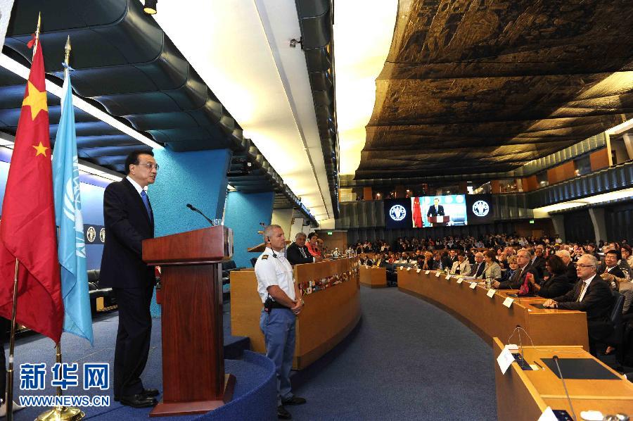 10月15日，中國國務(wù)院總理李克強在格拉齊亞諾總干事的陪同下在位于羅馬的聯(lián)合國糧農(nóng)組織總部發(fā)表演講。 新華社記者 饒愛民 攝 