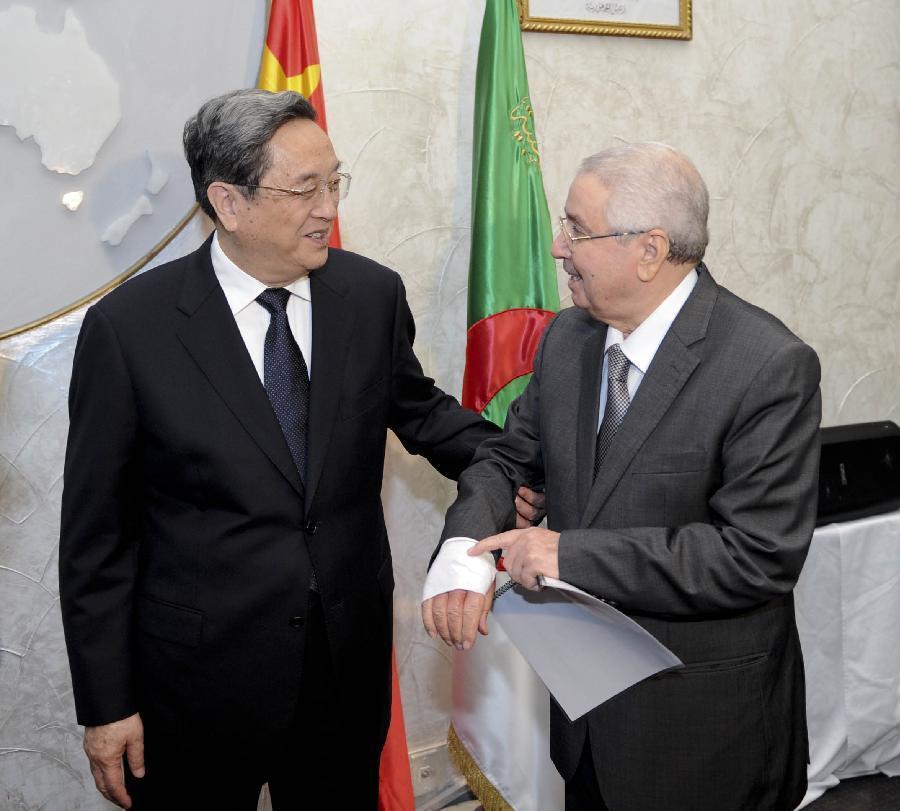 11月1日，正在阿爾及利亞進行正式友好訪問的全國政協(xié)主席俞正聲在阿爾及爾與阿民族院議長本&middot;薩拉赫舉行會談。這是俞正聲親切詢問本&middot;薩拉赫的手傷情況。新華社記者 張鐸 攝 