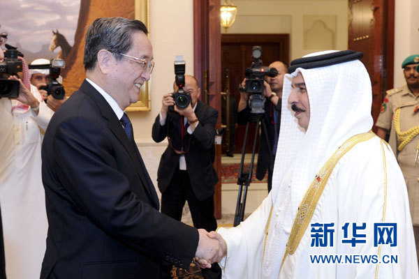 11月6日，正在巴林進(jìn)行正式友好訪問(wèn)的全國(guó)政協(xié)主席俞正聲在麥納麥會(huì)見(jiàn)巴林國(guó)王哈馬德。 新華社記者 張鐸 攝