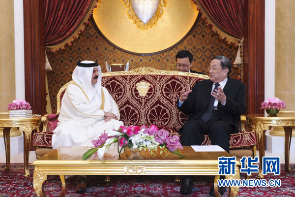 11月6日，正在巴林進(jìn)行正式友好訪問(wèn)的全國(guó)政協(xié)主席俞正聲在麥納麥會(huì)見(jiàn)巴林國(guó)王哈馬德。 新華社記者 張鐸 攝