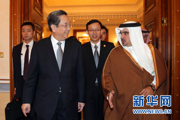 11月6日，正在巴林進(jìn)行正式友好訪問(wèn)的全國(guó)政協(xié)主席俞正聲在麥納麥會(huì)見(jiàn)巴林王儲(chǔ)薩勒曼。 新華社記者劉衛(wèi)兵攝