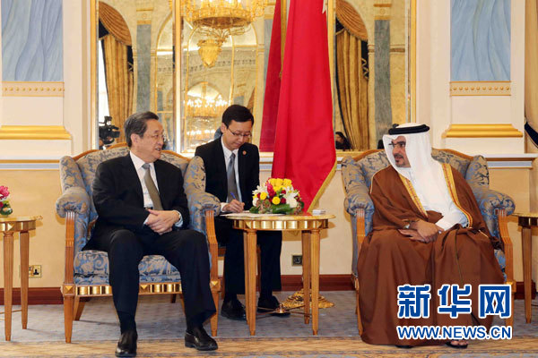 11月6日，正在巴林進(jìn)行正式友好訪問(wèn)的全國(guó)政協(xié)主席俞正聲在麥納麥會(huì)見(jiàn)巴林王儲(chǔ)薩勒曼。 新華社記者劉衛(wèi)兵攝