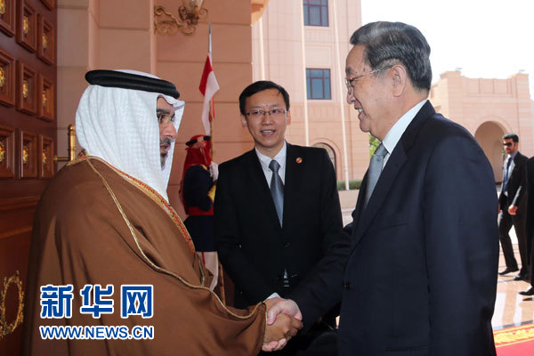 11月6日，正在巴林進(jìn)行正式友好訪問(wèn)的全國(guó)政協(xié)主席俞正聲在麥納麥會(huì)見(jiàn)巴林王儲(chǔ)薩勒曼。 新華社記者劉衛(wèi)兵攝