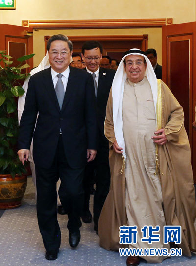 11月6日，正在巴林進(jìn)行正式友好訪問(wèn)的全國(guó)政協(xié)主席俞正聲在麥納麥會(huì)見(jiàn)巴林副首相穆罕默德。 新華社記者劉衛(wèi)兵攝