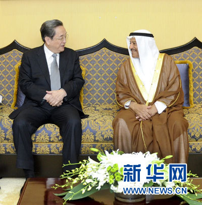 11月6日，正在巴林進(jìn)行正式友好訪問(wèn)的全國(guó)政協(xié)主席俞正聲在麥納麥與巴林協(xié)商會(huì)議主席阿里舉行會(huì)談。 新華社記者 張鐸 攝