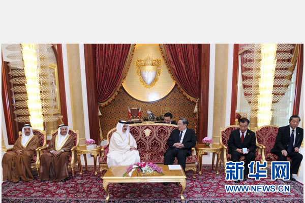 11月6日，正在巴林進(jìn)行正式友好訪問(wèn)的全國(guó)政協(xié)主席俞正聲在麥納麥會(huì)見(jiàn)巴林國(guó)王哈馬德。 新華社記者 張鐸 攝