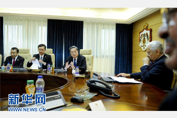 11月9日，正在約旦進行正式友好訪問的全國政協(xié)主席俞正聲在安曼會見約旦首相恩蘇爾。 新華社記者 張鐸 攝 