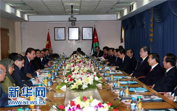  11月9日，正在約旦進行正式友好訪問的全國政協(xié)主席俞正聲在安曼會見約旦眾議院代議長薩法迪。 新華社記者 劉衛(wèi)兵 攝 