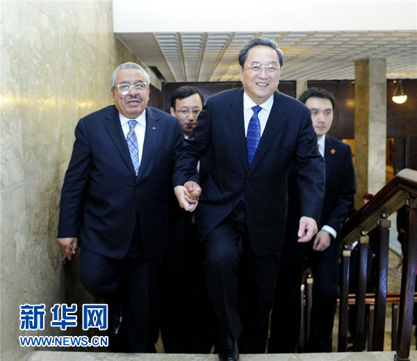 11月9日，正在約旦進行正式友好訪問的全國政協(xié)主席俞正聲在安曼與約旦參議長拉瓦比德進行會談。這是會談前，俞正聲與拉瓦比德攜手步入會場。新華社記者 張鐸 攝 