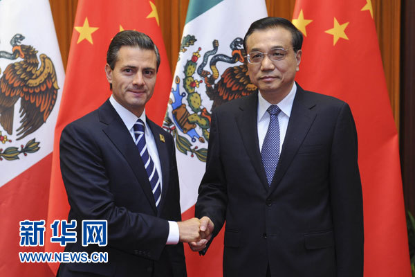 11月11日，國(guó)務(wù)院總理李克強(qiáng)在北京人民大會(huì)堂會(huì)見來(lái)華進(jìn)行國(guó)事訪問并出席亞太經(jīng)合組織第二十二次領(lǐng)導(dǎo)人非正式會(huì)議的墨西哥總統(tǒng)培尼亞。新華社記者張鐸攝