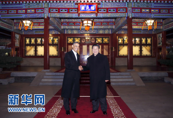 11月11日晚，國(guó)家主席習(xí)近平在中南海同美國(guó)總統(tǒng)奧巴馬舉行會(huì)晤。這是兩國(guó)元首在瀛臺(tái)涵元殿前握手。 新華社記者鞠鵬攝