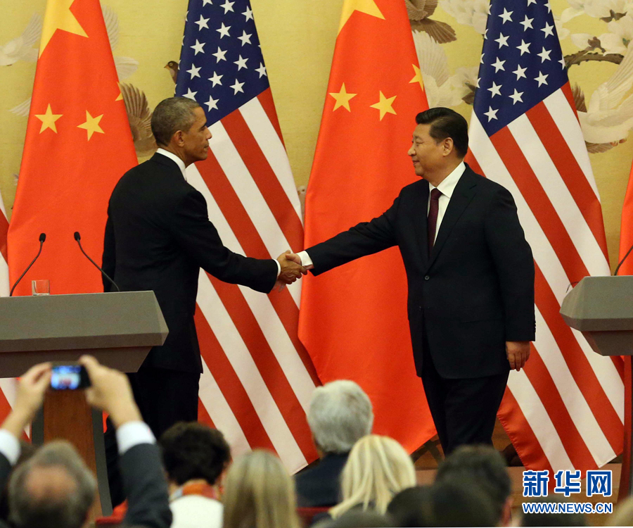 11月12日，國(guó)家主席習(xí)近平在北京人民大會(huì)堂與來訪的美國(guó)總統(tǒng)奧巴馬舉行會(huì)談后，共同會(huì)見記者。 新華社記者 劉衛(wèi)兵 攝