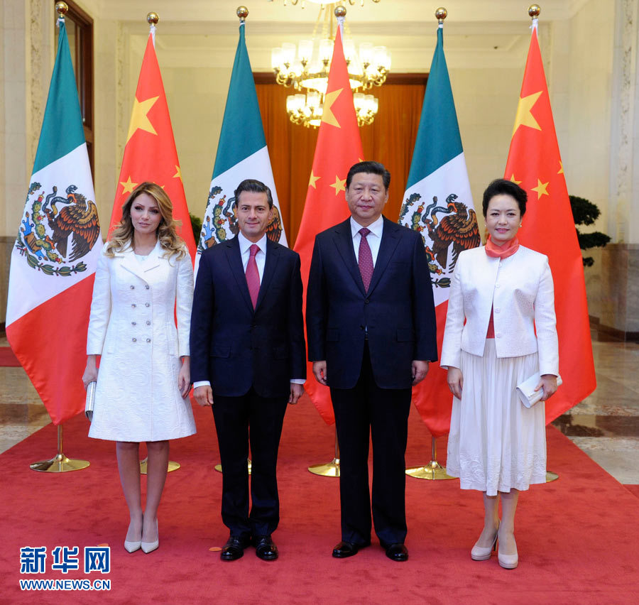 11月13日，國家主席習(xí)近平在北京人民大會堂北大廳舉行儀式，歡迎墨西哥總統(tǒng)培尼亞對中國進(jìn)行國事訪問。這是習(xí)近平和夫人彭麗媛同培尼亞夫婦合影。 新華社記者 張鐸 攝