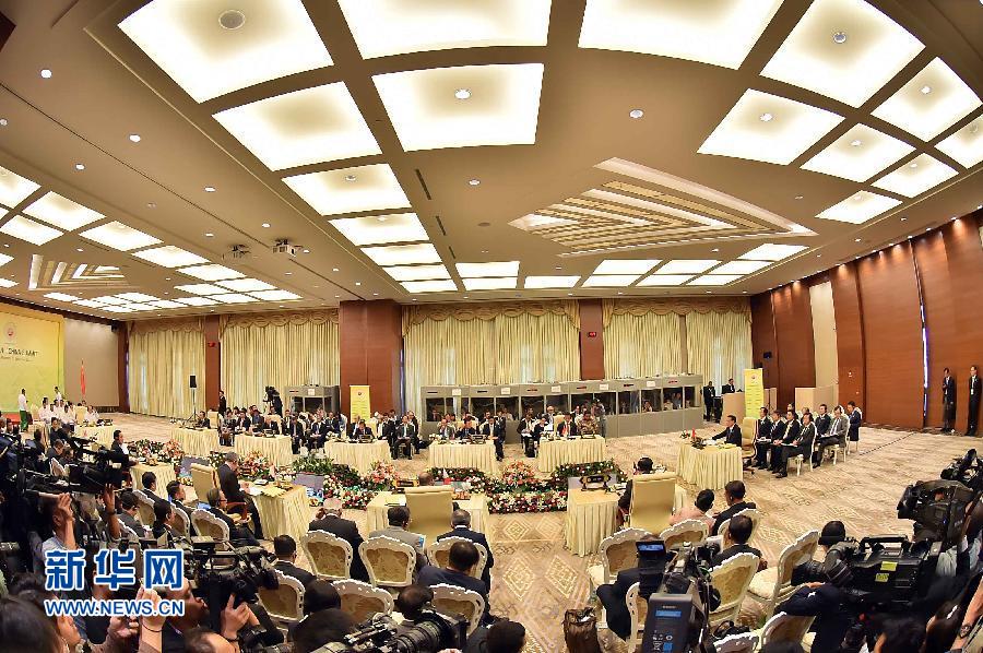 11月13日，中國國務(wù)院總理李克強(qiáng)在緬甸內(nèi)比都出席第17次中國－東盟（10+1）領(lǐng)導(dǎo)人會(huì)議。 新華社記者 李濤 攝