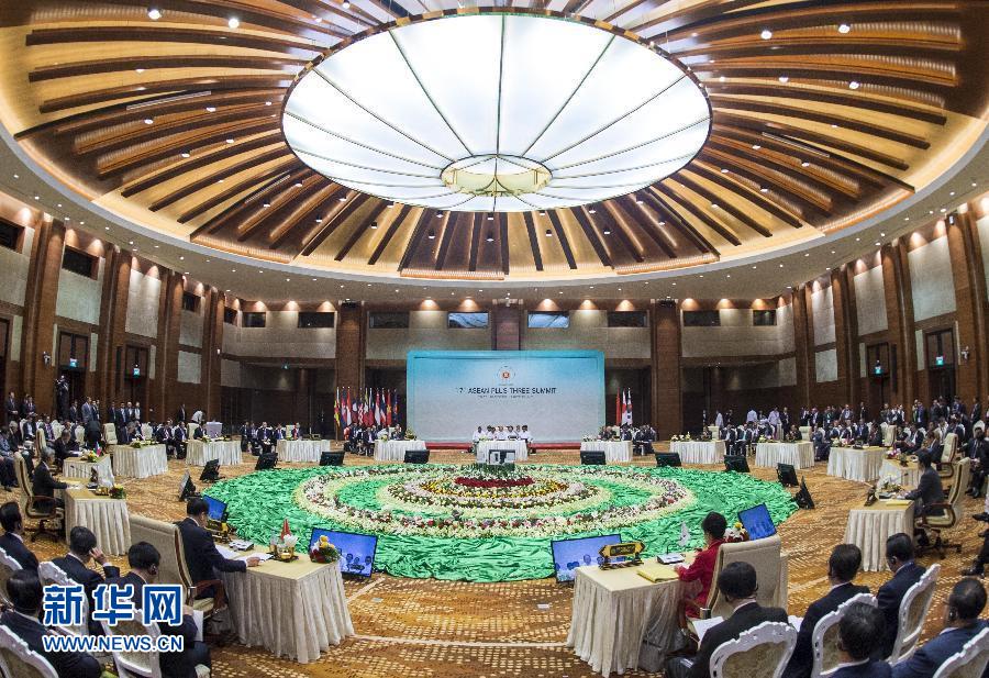 11月13日，中國國務(wù)院總理李克強(qiáng)在緬甸首都內(nèi)比都出席第17次東盟與中日韓（10+3）領(lǐng)導(dǎo)人會議。 新華社記者 王曄 攝