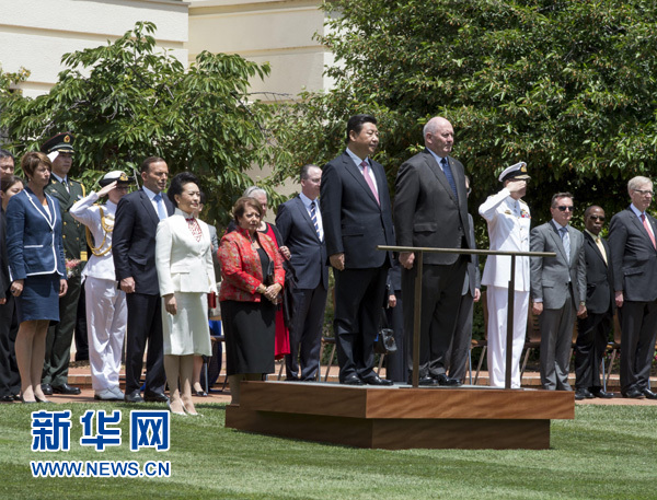 11月17日，中國國家主席習(xí)近平在堪培拉會見澳大利亞總督科斯格羅夫。會見前，科斯格羅夫在總督府草坪為習(xí)近平舉行隆重歡迎儀式。習(xí)近平和夫人彭麗媛抵達(dá)時，受到科斯格羅夫總督夫婦熱情迎接。新華社記者李學(xué)仁 攝 
