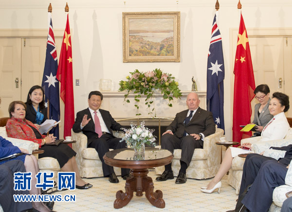 11月17日，中國國家主席習(xí)近平在堪培拉會見澳大利亞總督科斯格羅夫。會見前，科斯格羅夫在總督府草坪為習(xí)近平舉行隆重歡迎儀式。習(xí)近平和夫人彭麗媛抵達(dá)時，受到科斯格羅夫總督夫婦熱情迎接。新華社記者黃敬文 攝 