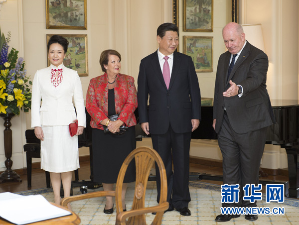 11月17日，中國國家主席習(xí)近平在堪培拉會見澳大利亞總督科斯格羅夫。會見前，科斯格羅夫在總督府草坪為習(xí)近平舉行隆重歡迎儀式。習(xí)近平和夫人彭麗媛抵達(dá)時，受到科斯格羅夫總督夫婦熱情迎接。新華社記者黃敬文 攝 