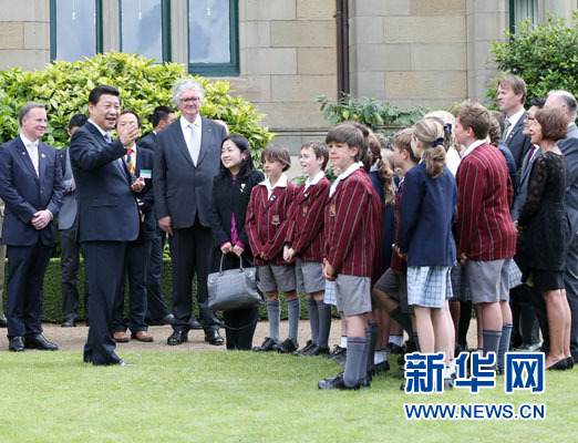 11月18日，國家主席習近平在澳大利亞塔斯馬尼亞州與朗塞斯頓市斯科奇－歐克伯恩小學的小學生共同植樹。新華社記者 姚大偉 攝