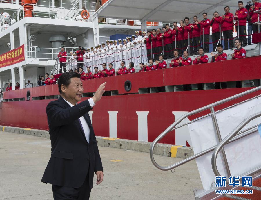 11月18日，正在澳大利亞塔斯馬尼亞州首府霍巴特訪問的中國國家主席習近平在澳大利亞總理阿博特陪同下參觀南極科考項目并慰問兩國科考人員。這是習近平在霍巴特港看望正在這里補給的&ldquo;雪龍&rdquo;號全體科考人員。新華社記者李學仁攝 