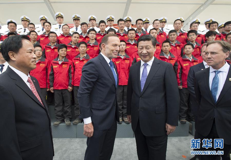 11月18日，正在澳大利亞塔斯馬尼亞州首府霍巴特訪問的中國國家主席習近平在澳大利亞總理阿博特陪同下參觀南極科考項目并慰問兩國科考人員。新華社記者李學仁攝 