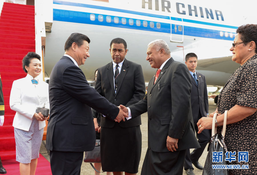 11月21日，國家主席習(xí)近平抵達楠迪，開始對斐濟進行國事訪問并將同太平洋建交島國領(lǐng)導(dǎo)人舉行會晤。斐濟總理姆拜尼馬拉馬夫婦在舷梯旁迎接習(xí)近平和夫人彭麗媛。新華社記者李學(xué)仁攝 