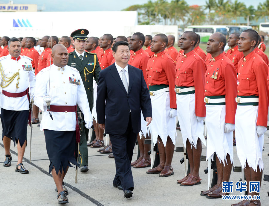 11月21日，國家主席習(xí)近平抵達楠迪，開始對斐濟進行國事訪問并將同太平洋建交島國領(lǐng)導(dǎo)人舉行會晤。這是習(xí)近平主席在機場出席斐濟總理姆拜尼馬拉馬舉行的隆重歡迎儀式。 新華社記者馬占成攝 