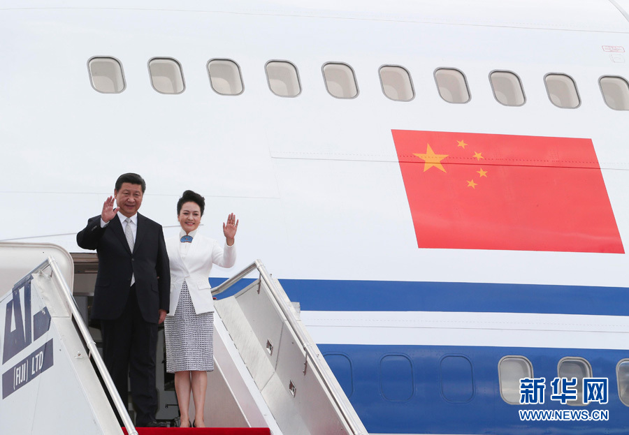 11月21日，國家主席習(xí)近平抵達楠迪，開始對斐濟進行國事訪問并將同太平洋建交島國領(lǐng)導(dǎo)人舉行會晤。 這是習(xí)近平和夫人彭麗媛步出機艙。新華社記者丁林?jǐn)z 