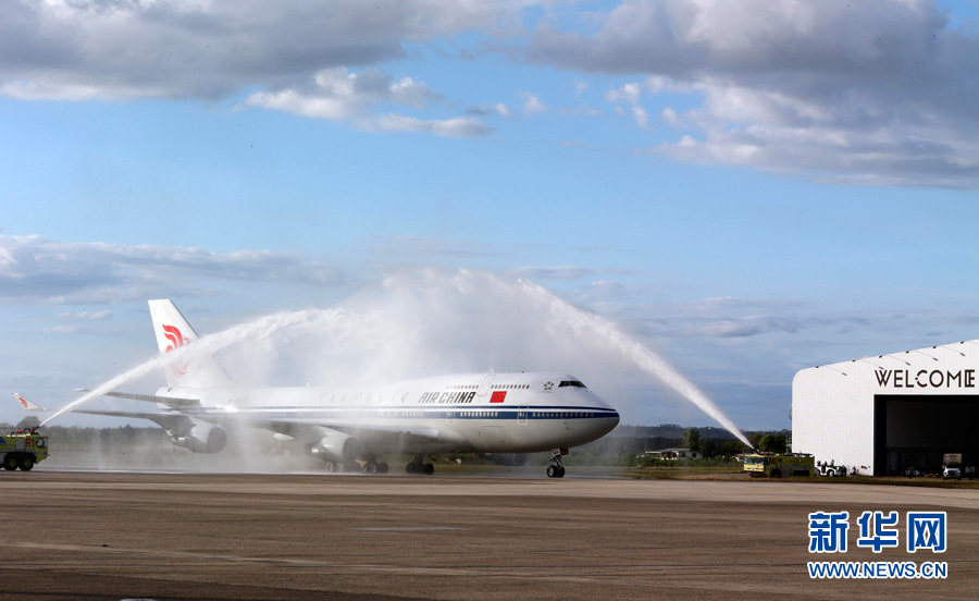  11月21日，國家主席習(xí)近平抵達楠迪，開始對斐濟進行國事訪問并將同太平洋建交島國領(lǐng)導(dǎo)人舉行會晤。圖為習(xí)近平乘坐的專機在楠迪國際機場跑道上滑行穿過&ldquo;水門&rdquo;，這是當(dāng)?shù)亟o予最尊貴客人的禮遇，表達為客人&ldquo;洗塵&rdquo;。 新華社記者丁林?jǐn)z 