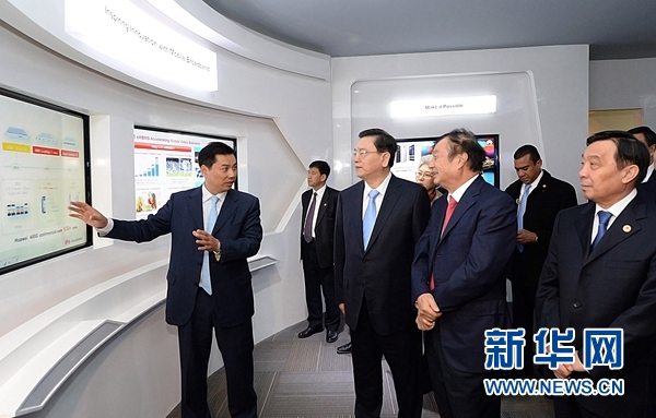 11月26日，正在墨西哥進(jìn)行正式友好訪問(wèn)的全國(guó)人大常委會(huì)委員長(zhǎng)張德江在墨西哥城視察華為公司拉美北地區(qū)部。 新華社記者劉建生攝