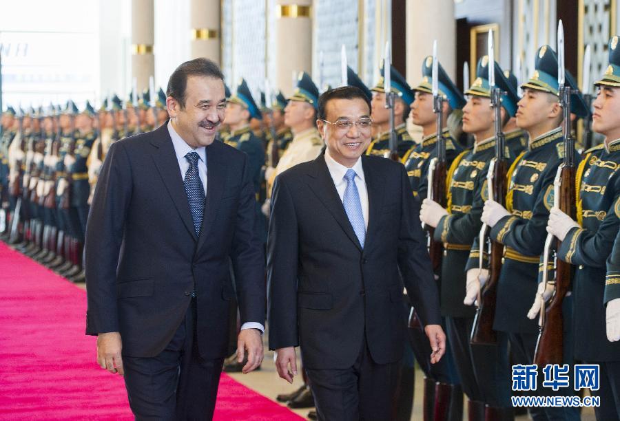 12月14日，應(yīng)哈薩克斯坦共和國總理馬西莫夫邀請，國務(wù)院總理李克強乘專機抵達阿斯塔納國際機場，開始對哈薩克斯坦進行正式訪問，舉行中哈總理第二次定期會晤，并出席上海合作組織成員國政府首腦理事會第十三次會議。馬西莫夫到機場迎接李克強，并舉行隆重的歡迎儀式。新華社記者 黃敬文 攝