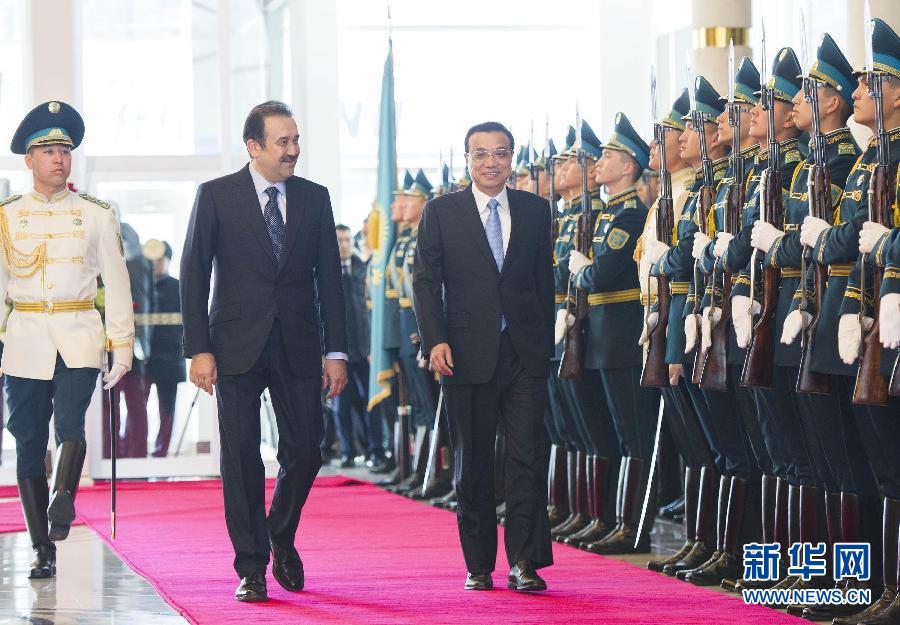 12月14日，應(yīng)哈薩克斯坦共和國總理馬西莫夫邀請，國務(wù)院總理李克強乘專機抵達阿斯塔納國際機場，開始對哈薩克斯坦進行正式訪問，舉行中哈總理第二次定期會晤，并出席上海合作組織成員國政府首腦理事會第十三次會議。馬西莫夫到機場迎接李克強，并舉行隆重的歡迎儀式。新華社記者 黃敬文 攝