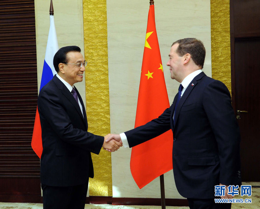 12月15日，中國國務(wù)院總理李克強(qiáng)在阿斯塔納會見俄羅斯總理梅德韋杰夫。 新華社記者 饒愛民 攝