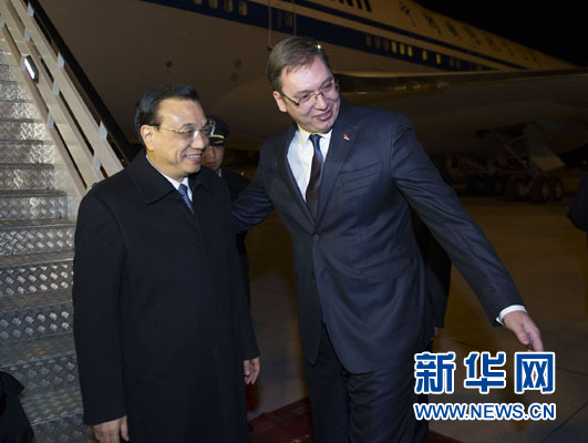 12月15日，國務(wù)院總理李克強抵達貝爾格萊德，出席中國－中東歐國家領(lǐng)導(dǎo)人會晤并正式訪問塞爾維亞，塞爾維亞總理武契奇到機場迎接。新華社記者 黃敬文 攝