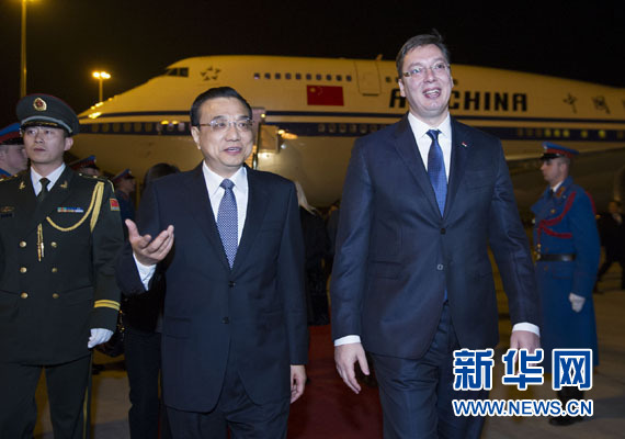 12月15日，國務(wù)院總理李克強抵達貝爾格萊德，出席中國－中東歐國家領(lǐng)導(dǎo)人會晤并正式訪問塞爾維亞，塞爾維亞總理武契奇到機場迎接。新華社記者 黃敬文 攝