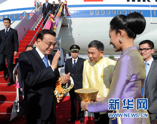 12月19日，中國(guó)國(guó)務(wù)院總理李克強(qiáng)抵達(dá)曼谷，出席大湄公河次區(qū)域經(jīng)濟(jì)合作領(lǐng)導(dǎo)人第五次會(huì)議。新華社記者饒愛(ài)民攝