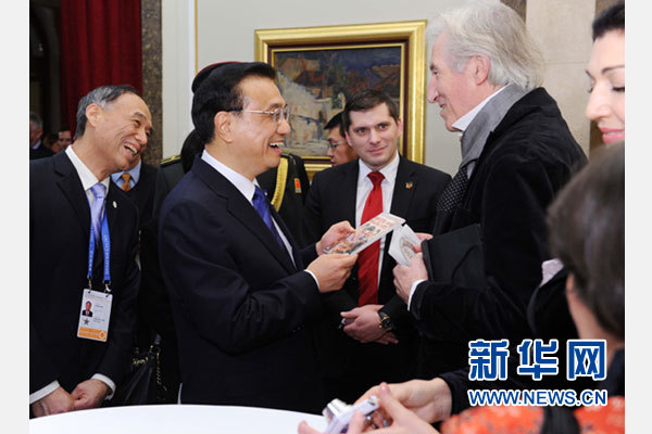 12月18日，中國國務(wù)院總理李克強在貝爾格萊德市政廳接受&ldquo;貝爾格萊德榮譽市民&rdquo;證書，塞爾維亞總理武契奇陪同出席。隨后，李克強同塞各界知名人士親切會見并互動交流。這是李克強同電影《瓦爾特保衛(wèi)薩拉熱窩》的演員薩馬爾季奇親切交談。新華社記者 饒愛民 攝