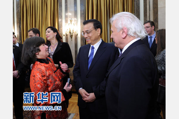 12月18日，中國國務(wù)院總理李克強在貝爾格萊德市政廳接受&ldquo;貝爾格萊德榮譽市民&rdquo;證書，塞爾維亞總理武契奇陪同出席。隨后，李克強同塞各界知名人士親切會見并互動交流。這是李克強同漢學(xué)家波普&mdash;采尼奇夫婦親切交談。新華社記者 饒愛民 攝