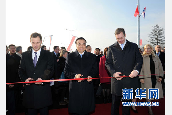 12月18日，中國(guó)國(guó)務(wù)院總理李克強(qiáng)在貝爾格萊德同塞爾維亞總理武契奇共同出席貝爾格萊德跨多瑙河大橋竣工儀式。這是李克強(qiáng)與武契奇為新建成的大橋剪彩。新華社記者 饒愛民 攝